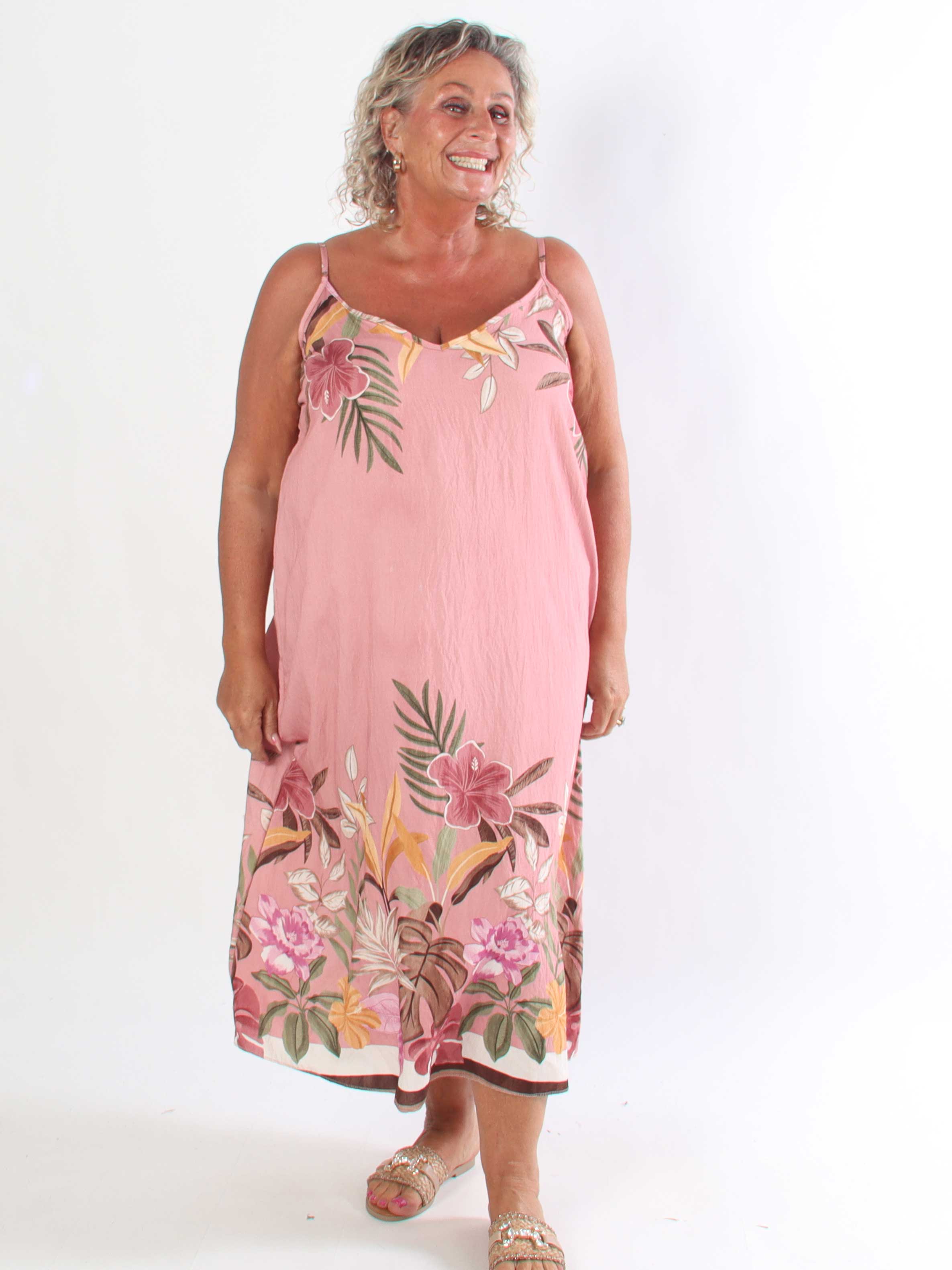 Fahima - Sød plus size stropkjole i viskose med eksotiske blomstermotiver